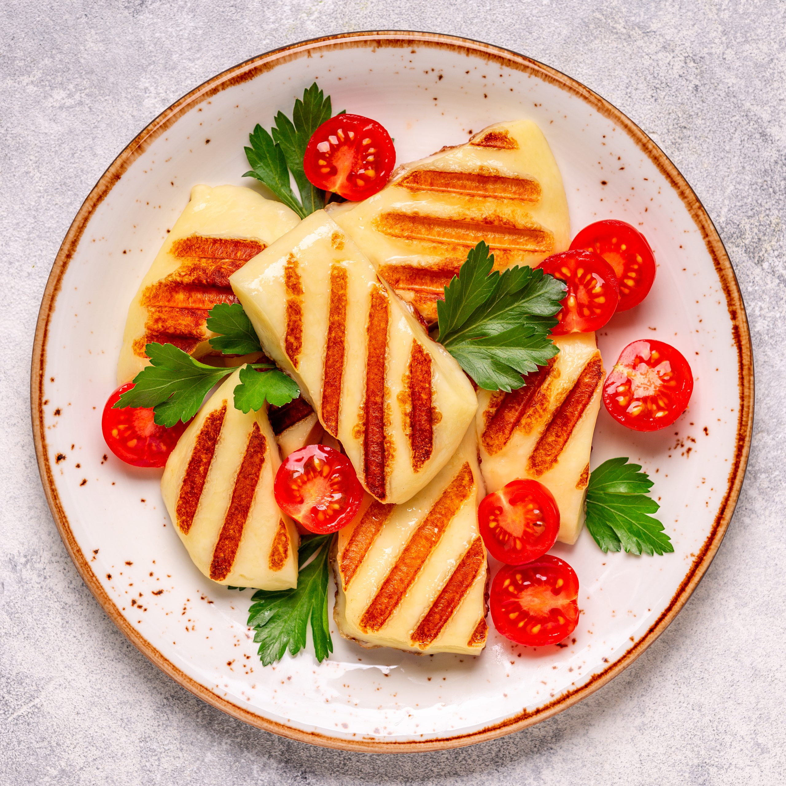 Grilled halloumi with tomatoes and parsley